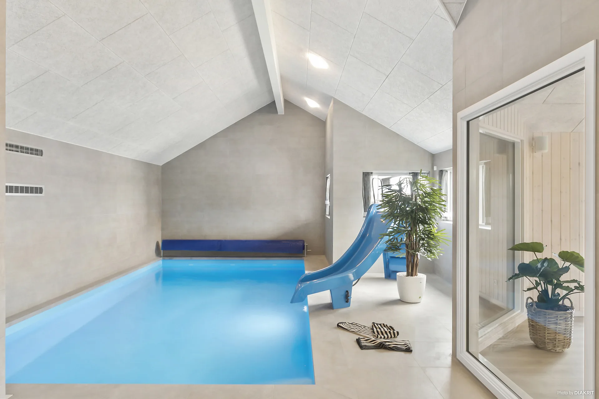 Indoor-Pool mit Wasserrutsche im Marielyst Poolhaus